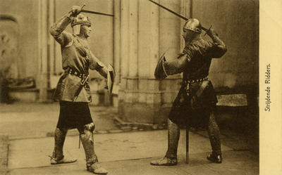 221960 Portret van een twee strijdende ridders, voorgesteld door anonymi, deelnemers in de maskeradeoptocht tijdens de ...